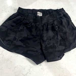 Black camo Lululemon Hotty hot short size 8 tall